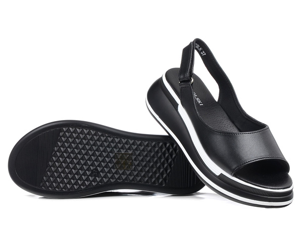 Sandały damskie czarne T.Sokolski L26-247 skórzane na platformie