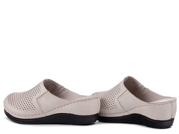 Klapki damskie na koturnie skórzane szare ażurowe T.Sokolski L26-164