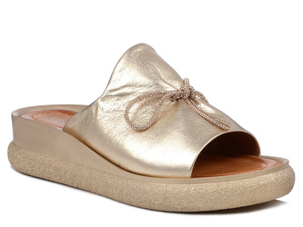 Klapki damskie złote T.Sokolski L25-154 na platformie skórzane z kokardą