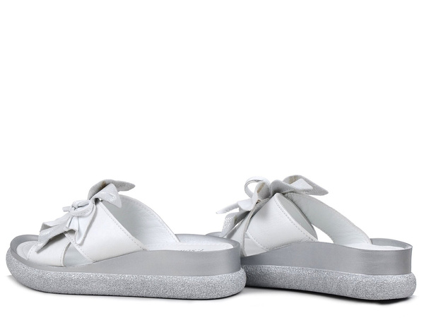 Klapki damskie na platformie skórzane białe T.Sokolski L26-155