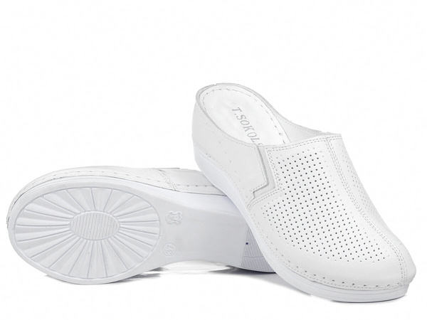 Klapki damskie medyczne na koturnie skórzane białe T.Sokolski L26-164