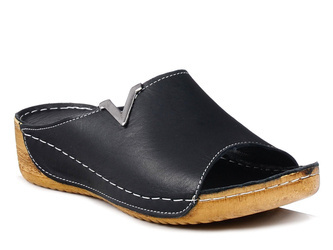 Klapki damskie czarne T.Sokolski L211 na koturnie skórzane wygodne