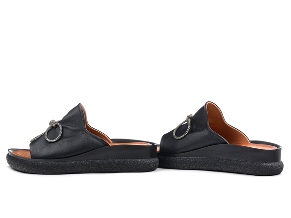 Klapki damskie czarne T.Sokolski L26-154 na koturnie skórzane z kokardą