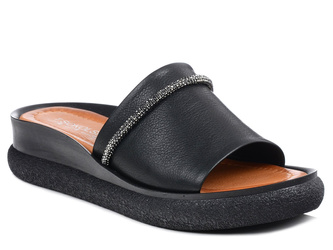 Klapki damskie czarne T.Sokolski L25-511 na platformie skórzane z ozdobą