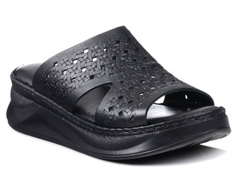 Klapki damskie na koturnie skórzane ażurowe czarne Izzi 0162-49