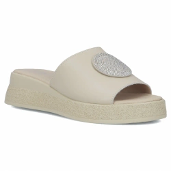 Klapki damskie beżowe Filippo DK6987/25 na platformie skórzane na lato