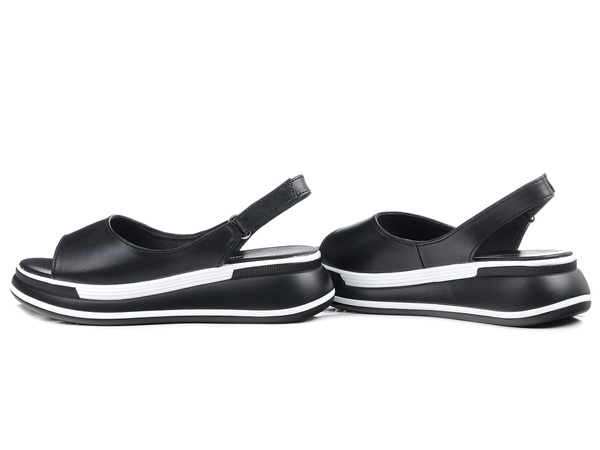 Sandały damskie czarne T.Sokolski L26-247 skórzane na platformie