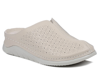 Klapki damskie beżowe Izzi 2106 niski koturn skórzane zakryte palce