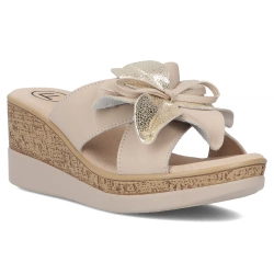 Klapki damskie beżowe Filippo DK7039/25 letnie na koturnie skórzane