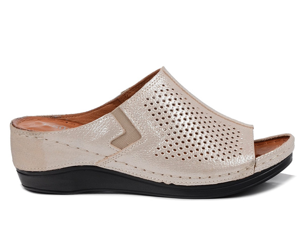 Klapki damskie złote T.Sokolski L26-157 na koturnie skórzane ażurowe