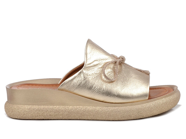 Klapki damskie złote T.Sokolski L26-154 na platformie skórzane z kokardą