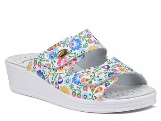 Klapki damskie skórzane w kwiaty medyczne na koturnie Giulia Fant.60