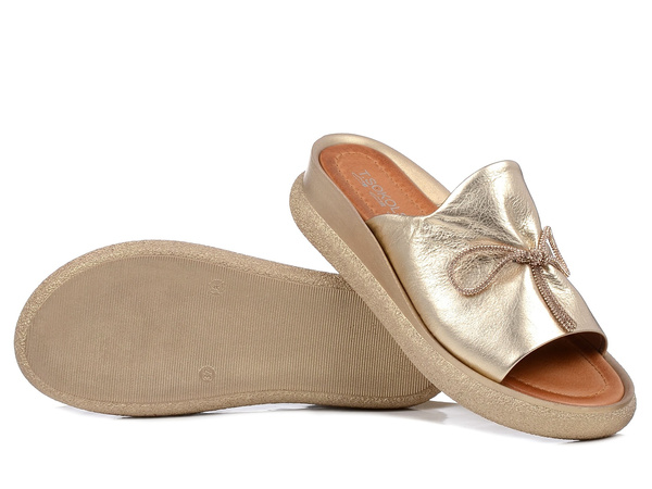 Klapki damskie złote T.Sokolski L26-154 na platformie skórzane z kokardą