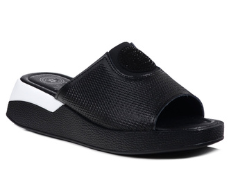 Klapki damskie letnie czarne Evento 8479 na platformie skórzane z ozdobą