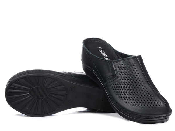 Klapki damskie na koturnie skórzane czarne ażurowe T.Sokolski L26-164