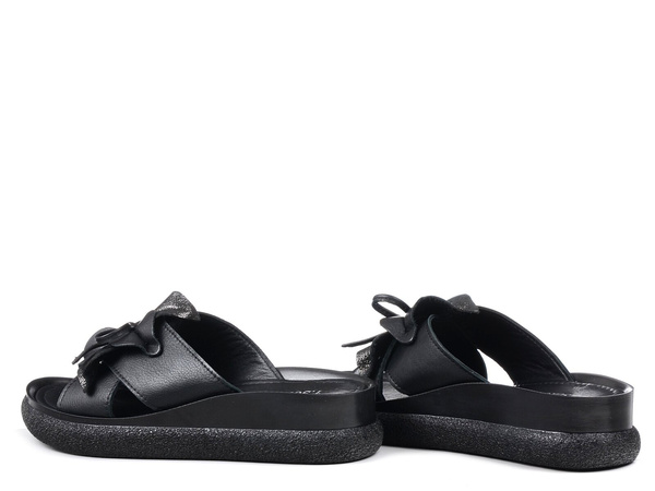 Klapki damskie na platformie skórzane czarne T.Sokolski L26-155