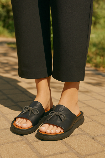 Klapki damskie czarne T.Sokolski L26-154 na koturnie skórzane z kokardą