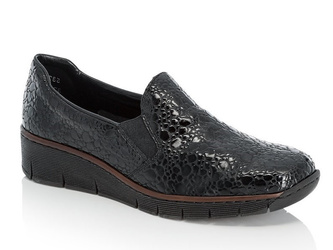 Półbuty damskie Rieker 53766 czarne lakierowane na niskim koturnie