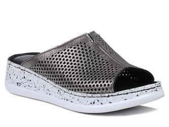 Klapki damskie szare Izzi 1717 metaliczne na koturnie skórzane ażurowe